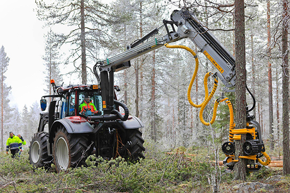 Metsätraktori metsätyössä