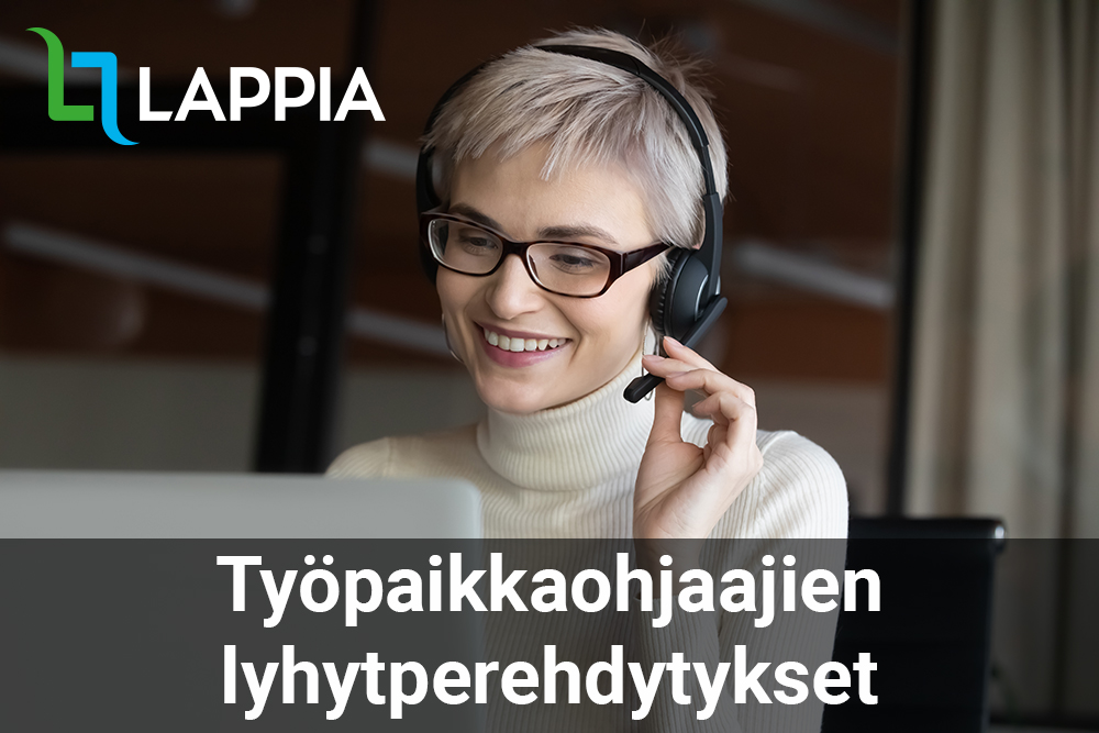 Asiakaspalvelija tietokoneella puhumassa asiakkaiden kanssa. Kuvassa myös Lappian logo ja teksti työpaikkaohjaajien lyhytperehdytykset