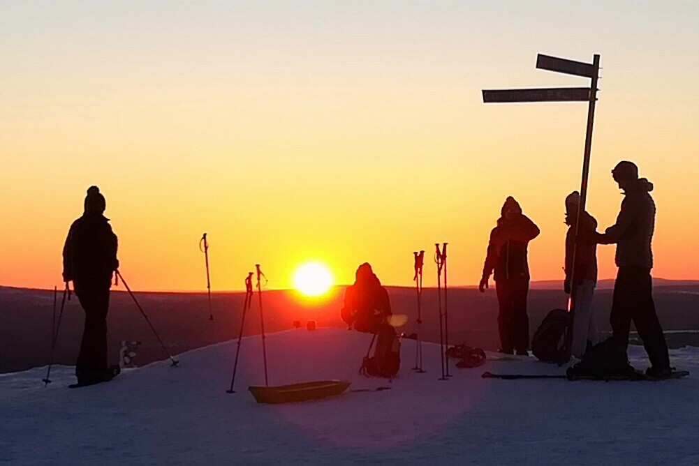 Talvinen auringon lasku Kuertunturilla,josta tunturivaeltajat ihailevat.