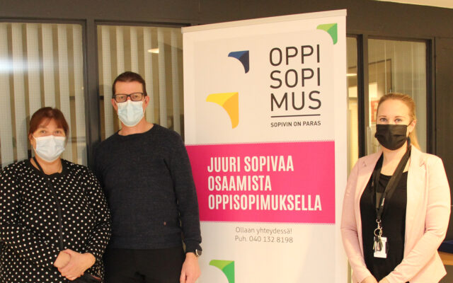 Opso-luotsit Maija Hakala, Heikki Alatalo ja Mari Määttä kuvassa oppisopimus roll upin vierellä.