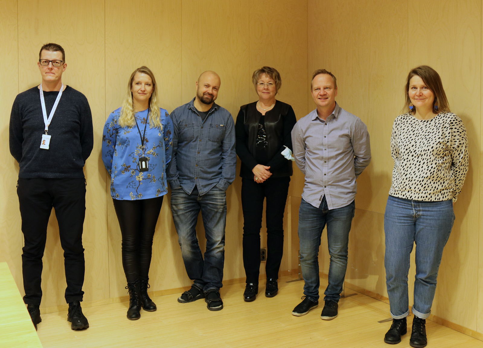 Hanketoimijat Heikki Alatalo, Päivi Jauhola, Jonne Miettunen, Mari Tikka, Pekka Tiitinen ja Petra Pudas seisovat rinnakkain ryhmäkuvassa.