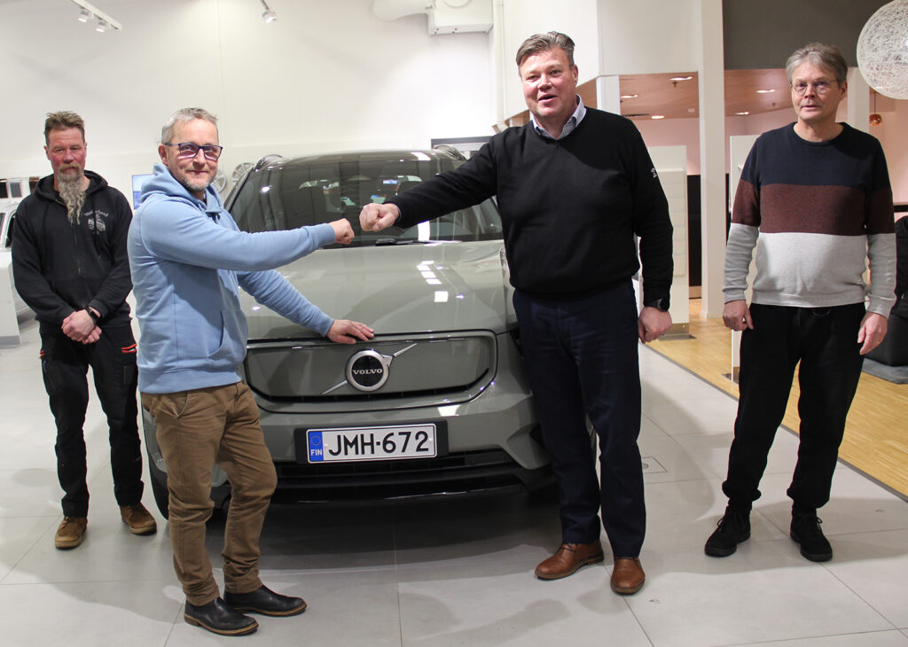 Uuden volvo sähköauton luovutuksessa autoalan opettaja ja Wetteri Oy:n myyntipäällikkö Ari-Pekka Heikonen.
