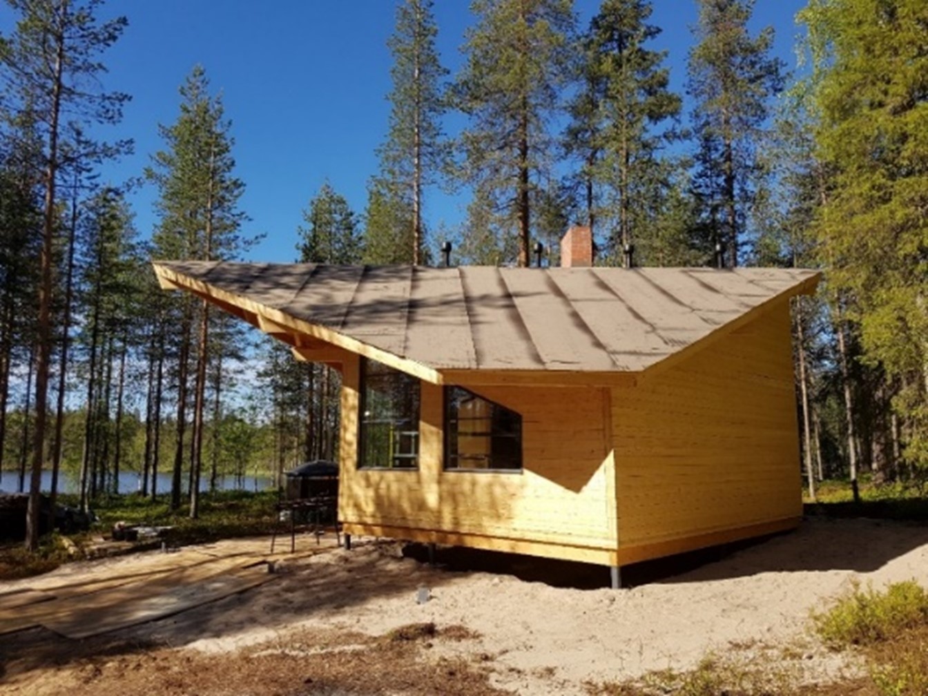 Mäntymetsään hiekkakankaalle CLT-elementeistä rakennettu lomarakennus.