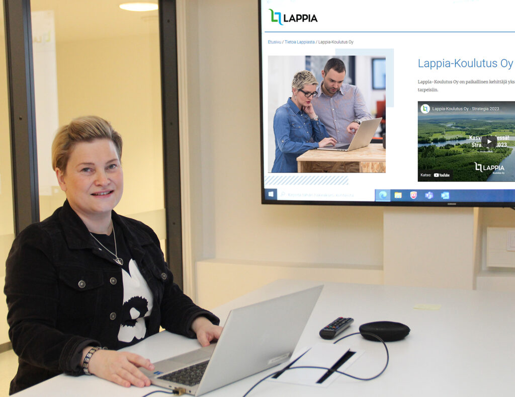Neuvotteluhuoneessa Katja Jaako-Körkkö esittelee TV-näytöltä Lappia-Koulutus Oy:n toimintaa.