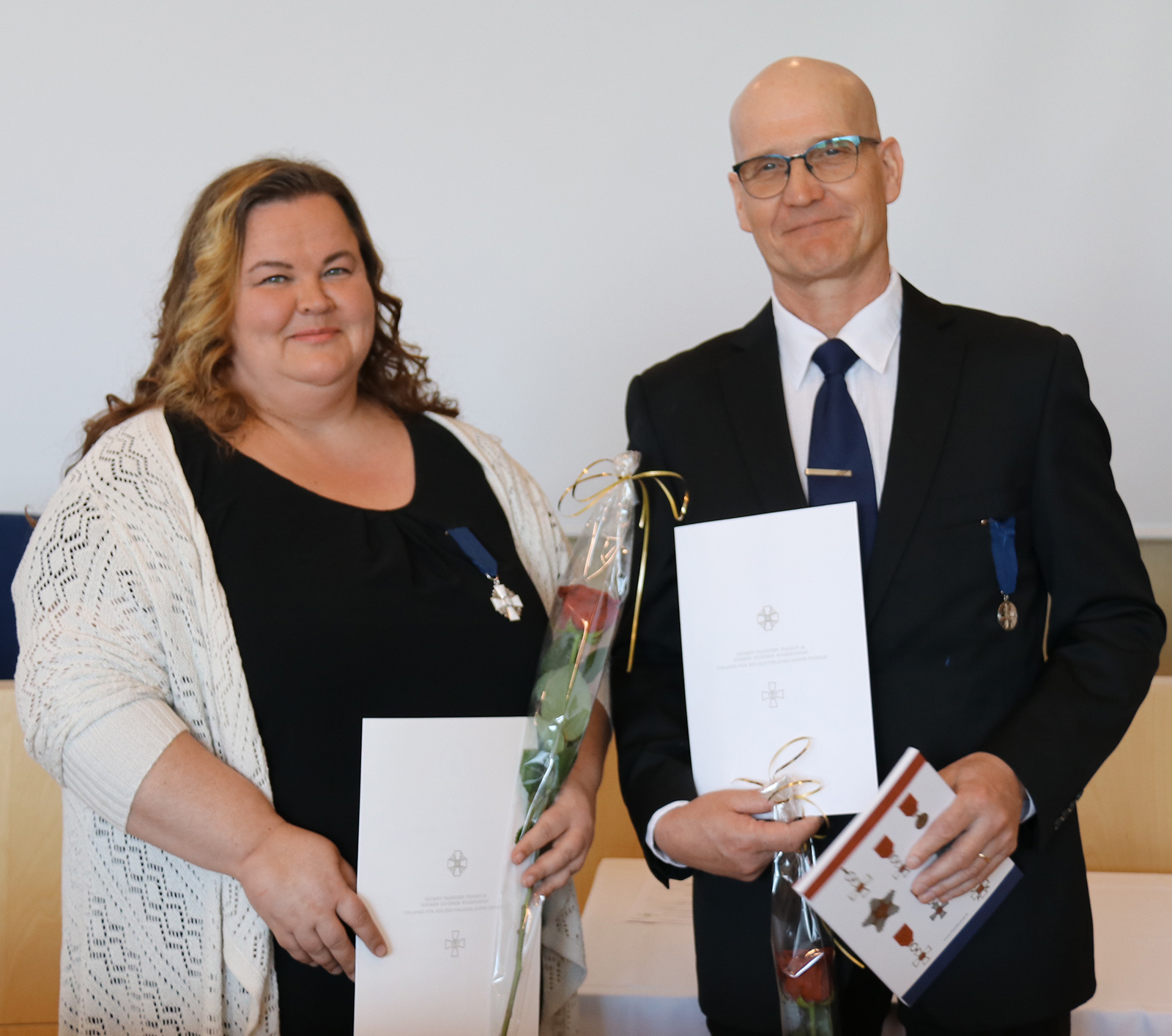 Virpi Lilja ja Veijo Matala saivat presidentin myöntämät kunniamerkit, lahjakirjat ja ruusut.