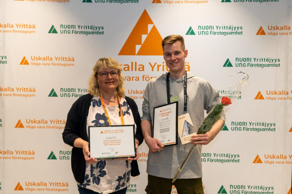 Opettaja Raija Paasimaa ja NY-yrittäjä Santeri Lintula kuvassa Lintulan palkinnon kanssa
