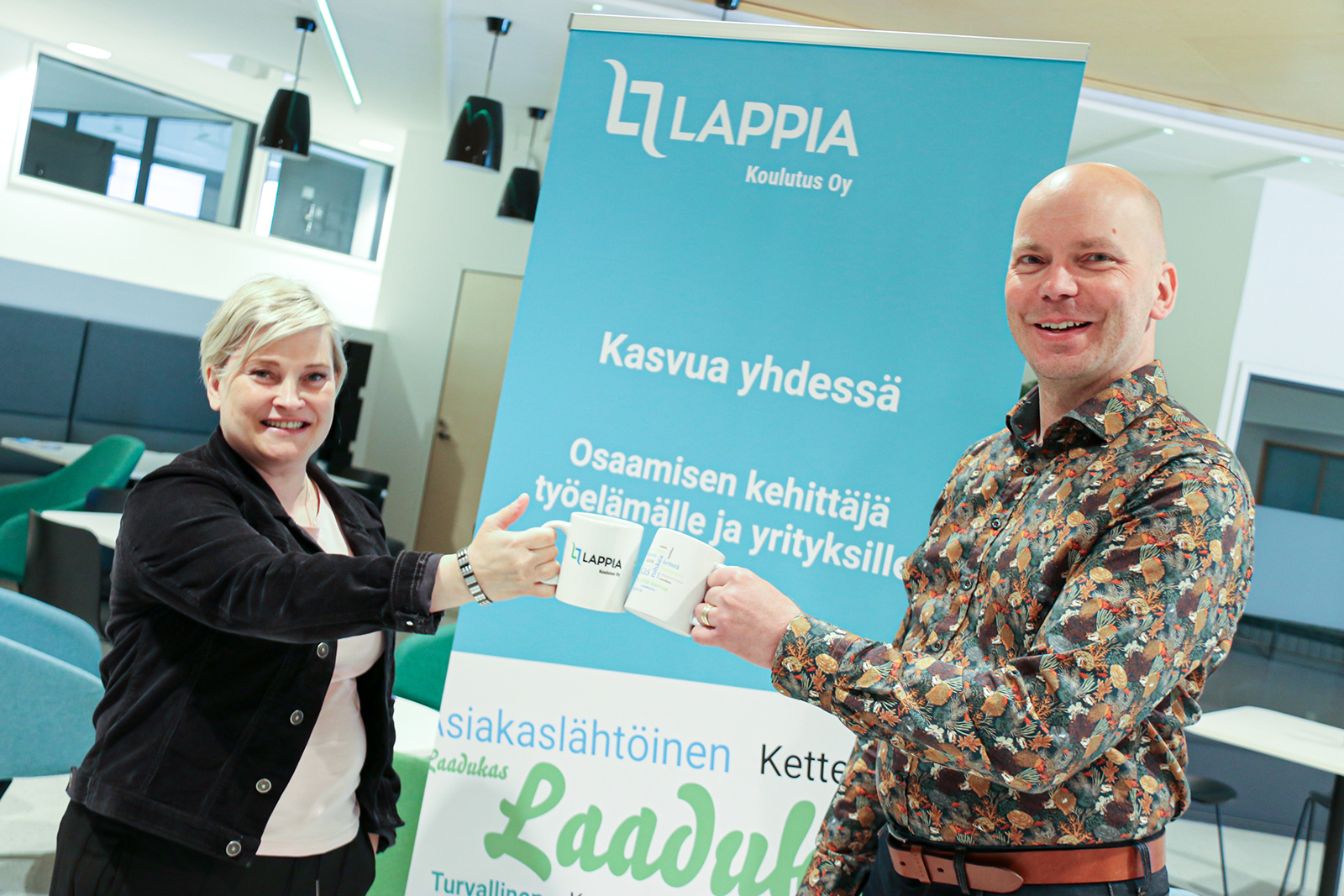 Katja Jaako-Körkkö ja Jari Iisakka kippistelevät kahvimukeilla.