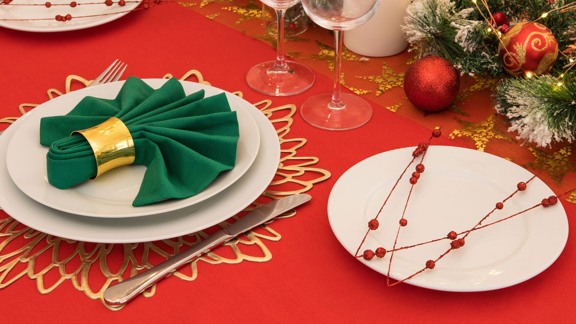 Kuvassa joulupöytä, jossa lautaset tyhjinä odottamassa jouluruokaa