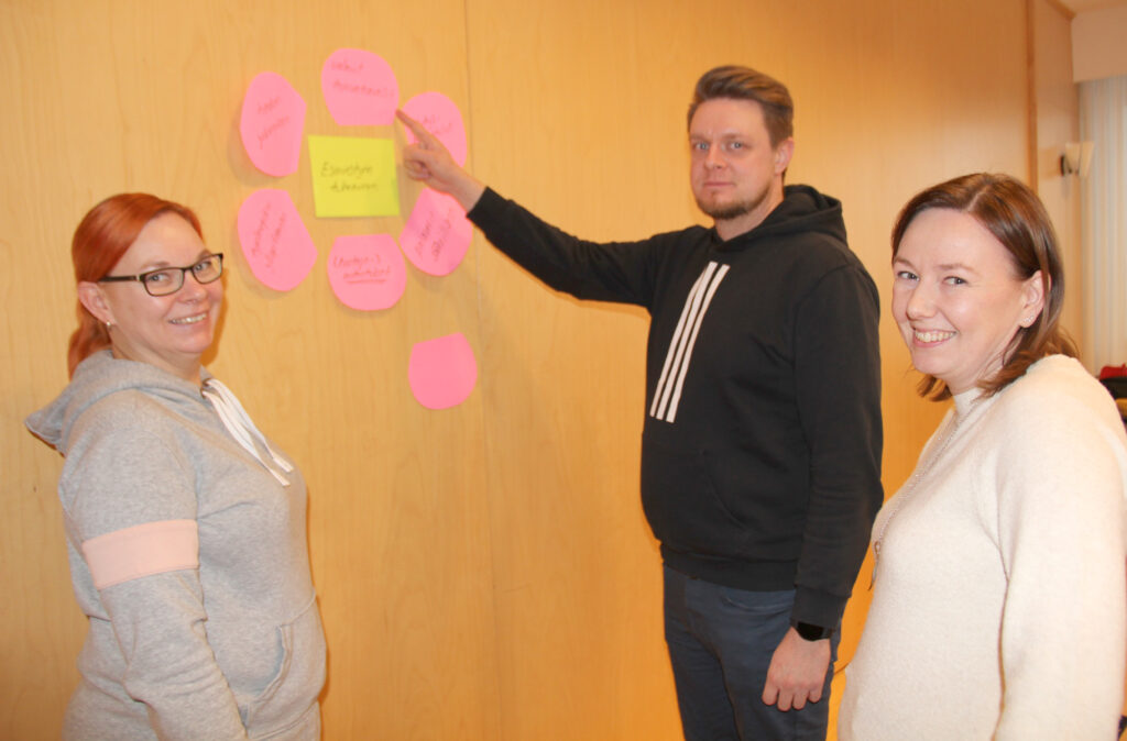 Osastovastaavat Carita Pietilä, Juha-Pekka Laakso ja Marika Baas tutkivat muistilapuille koottuja ideoita henkilöstötyöhön.