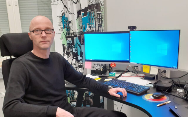 Jaakko Sorvoja työhuoneessaan työpöydän ääressä.