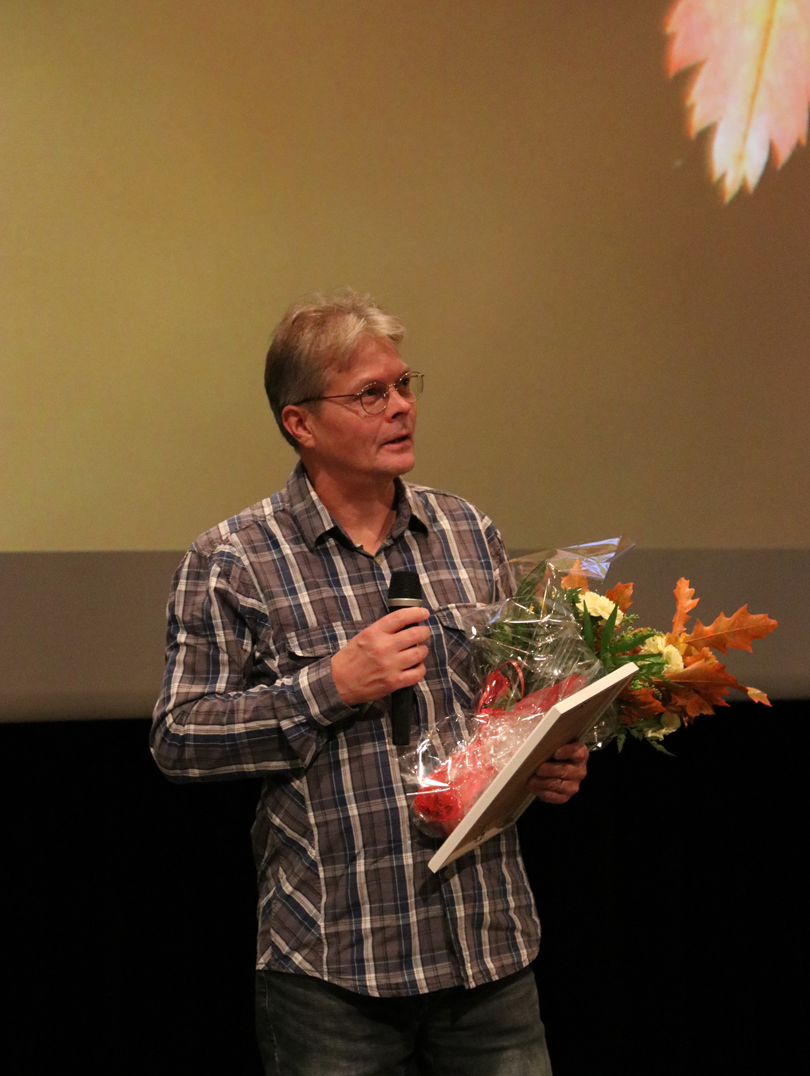 Vuoden lappialainen Hannu Ohenoja vastaanotto kukat ja diplomin.