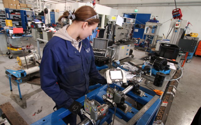 Opiskelija työskentelee kone- ja tuotantotekniikan alalla.