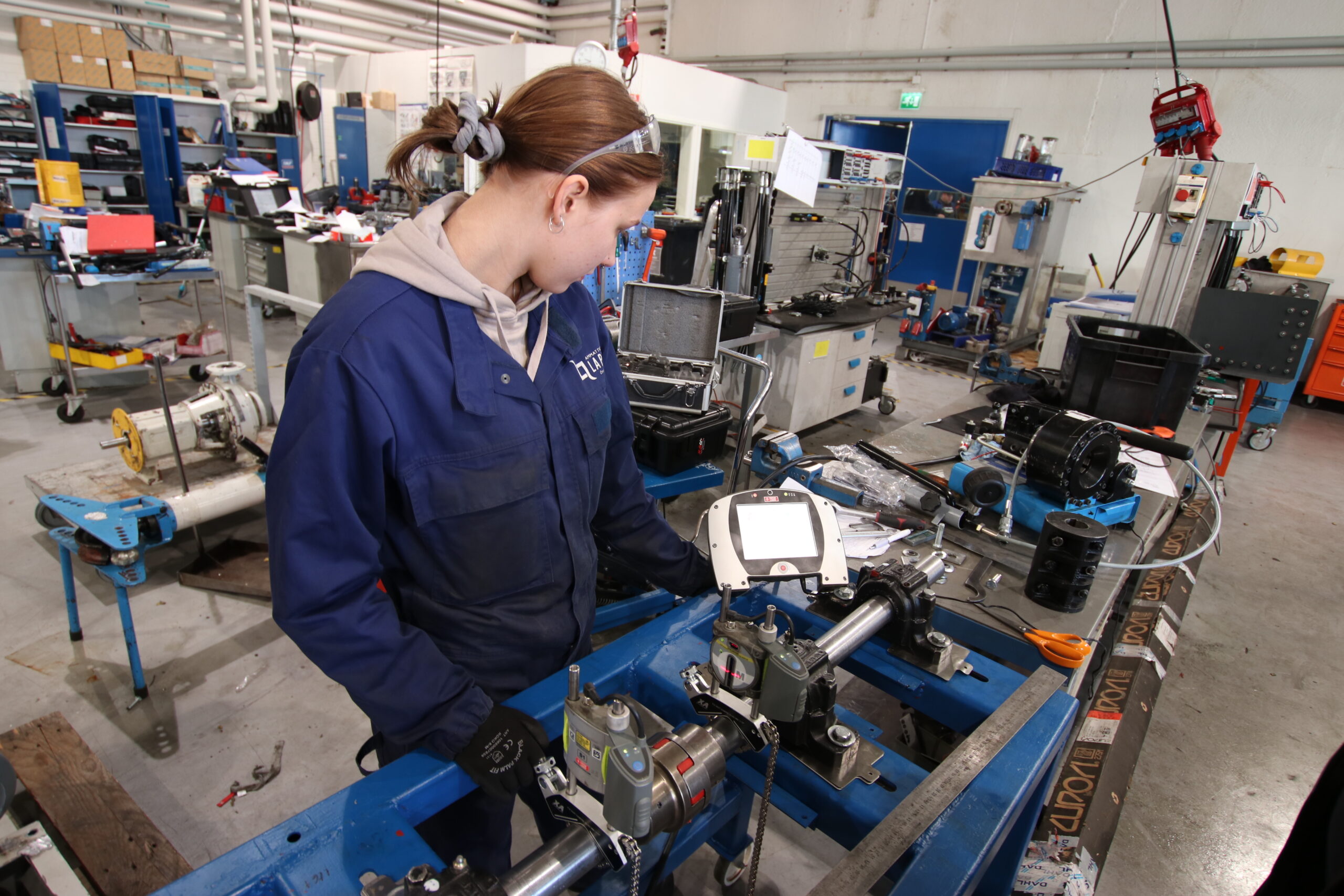Opiskelija työskentelee kone- ja tuotantotekniikan alalla.