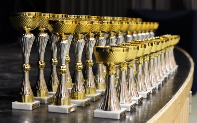 Osaajakisojen pokaalirivistö.