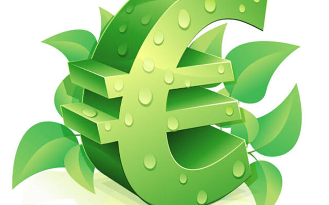 Kuvassa tyylitelty euron symboli, johon on kietoutuneena lehtiä.