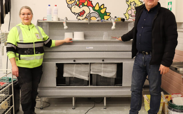 Lehtori Katja ja koulutuspäällikkö Kai pesurin edessä.