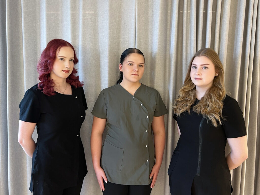 Kauneudenhoidon Taitaja-finalistit (vasemmalta:) Neea Toratti, Anni Ollilla ja Eerika Kantojärvi.