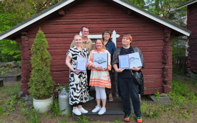 Tunnustuksen vastaanottivat (kuvassa vasemmalta) Rovaniemen koulutuskuntayhtymä REDUsta markkinointi- ja viestintäsuunnittelija Henna Jokinen, viestintäsuunnittelija Toni Töyräs sekä hankeviestinnän koordinaattori Mia Vuolio ja Ammattiopisto Lappiasta tiedottaja Eija Hiukka sekä viestintäsuunnittelija Sami Koskimäki.