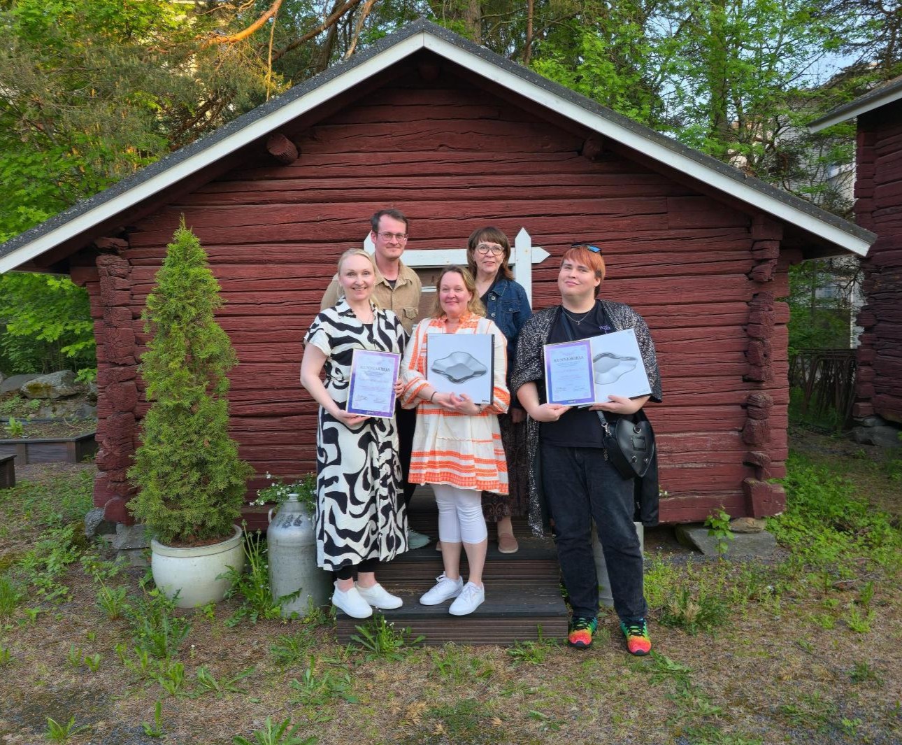 Tunnustuksen vastaanottivat (kuvassa vasemmalta) Rovaniemen koulutuskuntayhtymä REDUsta markkinointi- ja viestintäsuunnittelija Henna Jokinen, viestintäsuunnittelija Toni Töyräs sekä hankeviestinnän koordinaattori Mia Vuolio ja Ammattiopisto Lappiasta tiedottaja Eija Hiukka sekä viestintäsuunnittelija Sami Koskimäki.