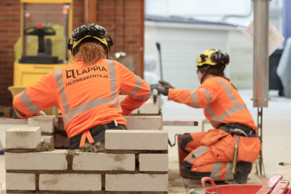 Opiskelijoita muuraustöissä