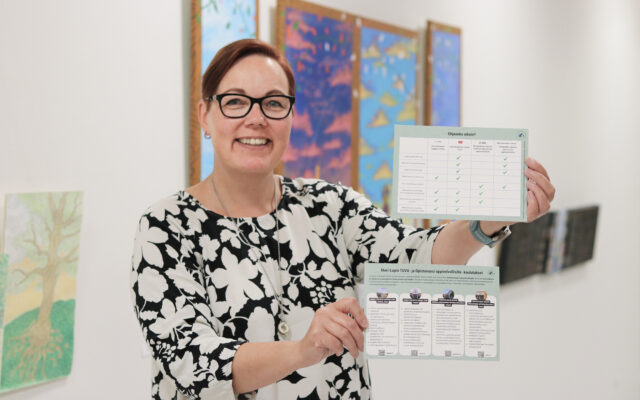 Susanna esittelee kortteja, jotka on luotu hankkeessa.
