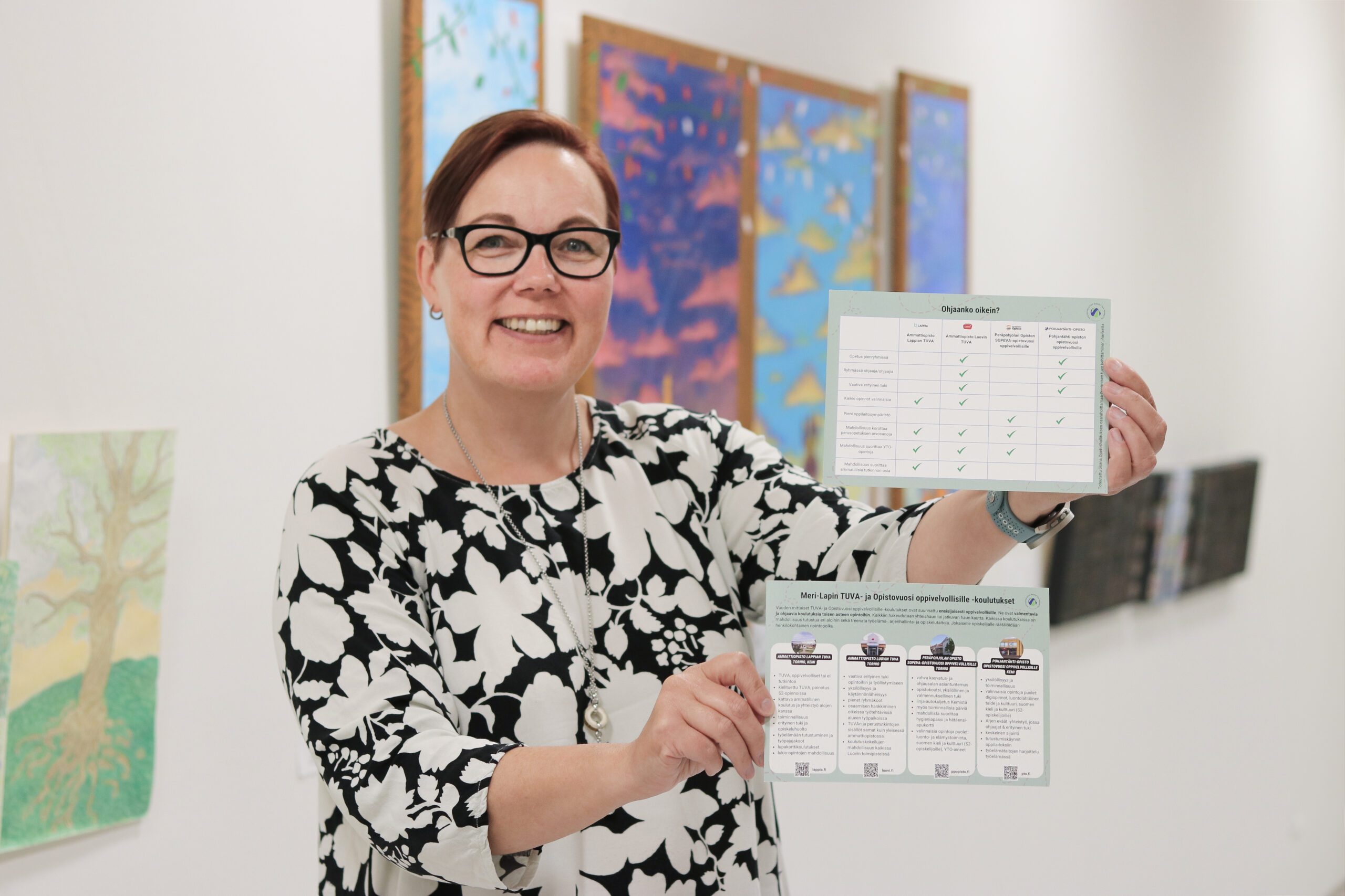 Susanna esittelee kortteja, jotka on luotu hankkeessa.