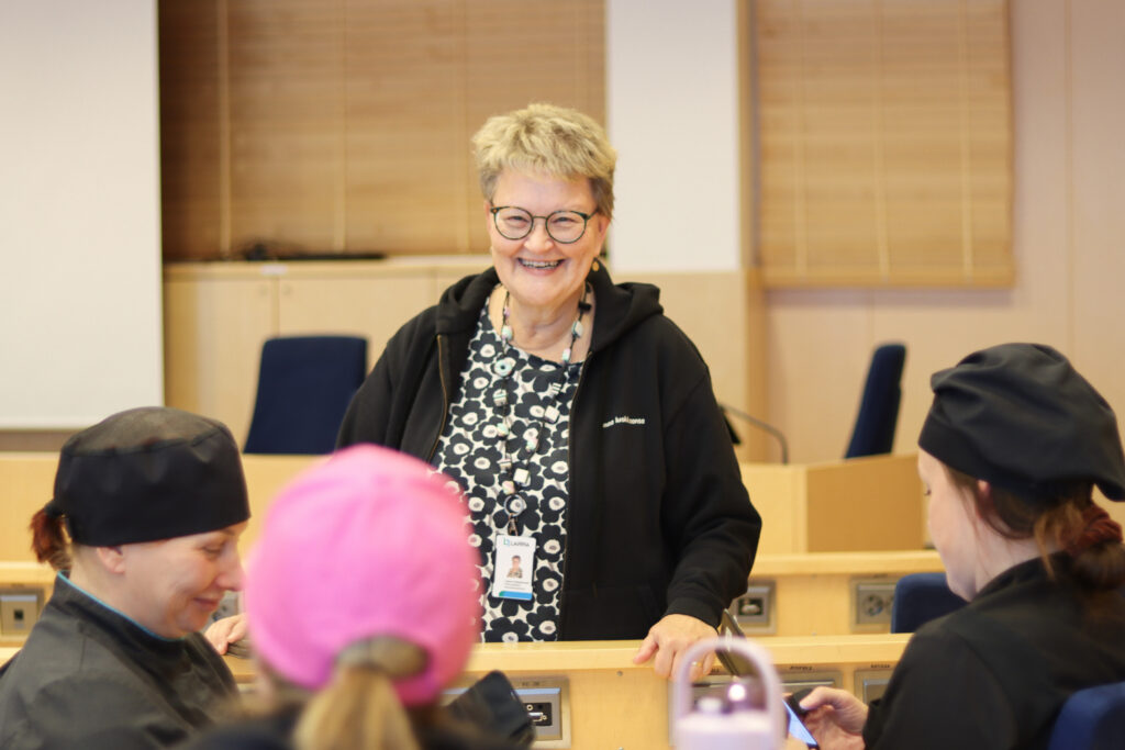 HRD-päällikkö Leena Hanni keskustelee ravintola-alan henkilöstön kanssa tekoälyn hyödyntämisestä.