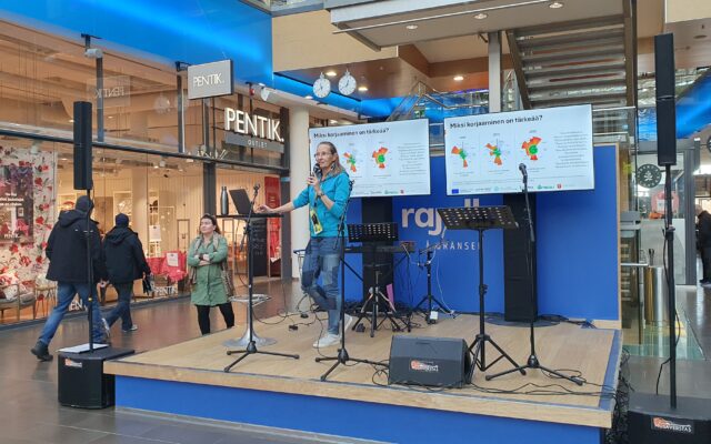 Päivi Korttilalli puhumassa tapahtumassa