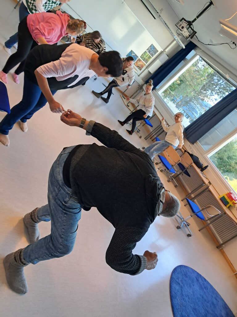 Tonttuna toimiminen -koulutukseen osallistuvia Ylitornion koulutuspäivillä