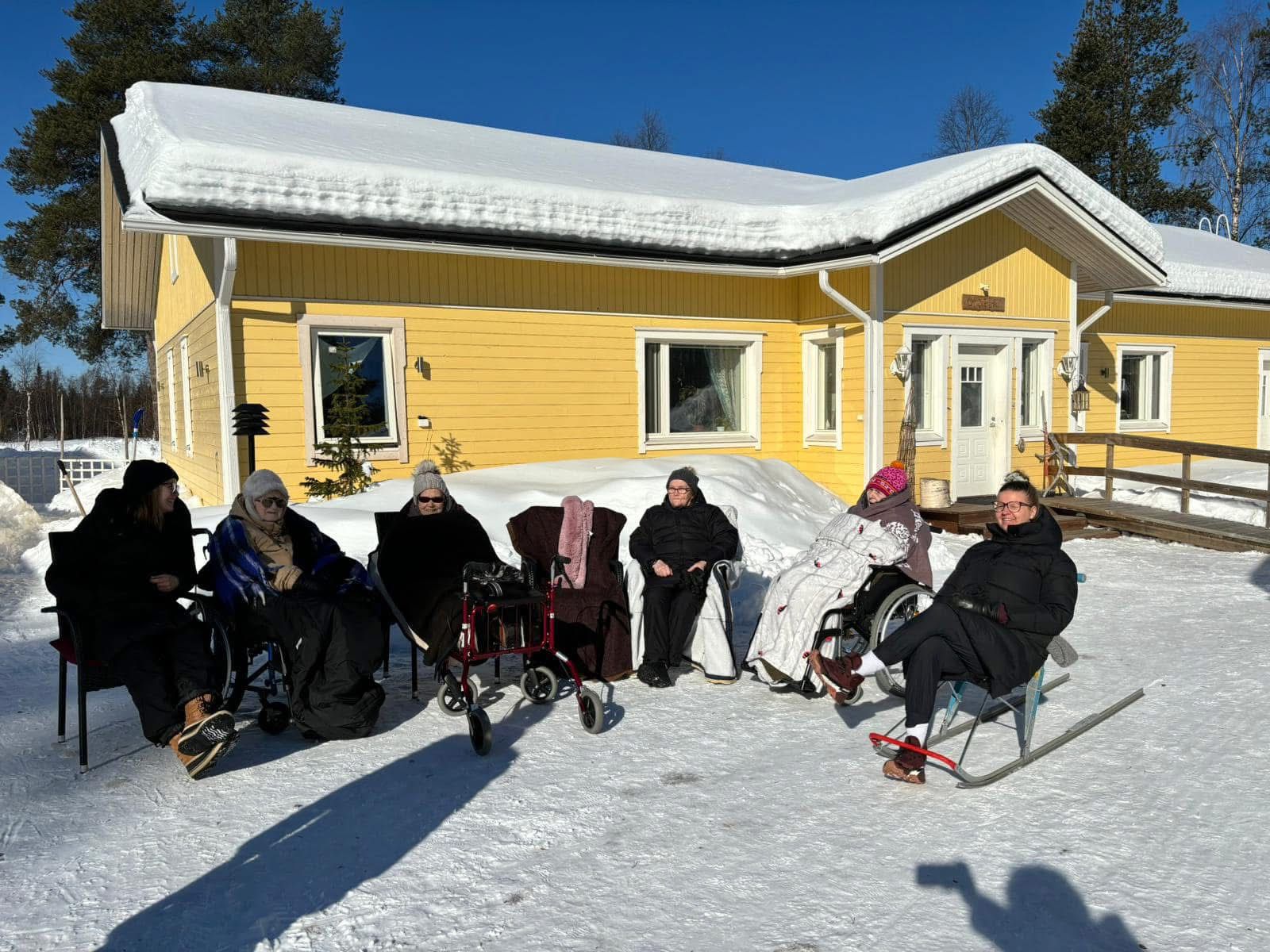 Ikääntyneiden yhteisöasuminen - kotihoitoyrittäjyys 15 osp