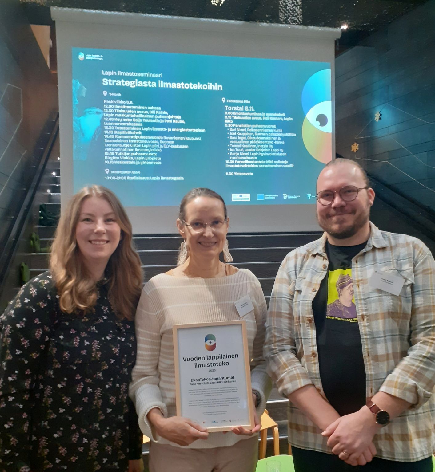 Lappian hankeasiantuntija Päivi Korttilalli (keskellä) vastaanotti palkinnon Lapin ilmastogaalassa 5.11. Kuvassa myös ilmastoasiantuntijat Sanna-Mari Suopajärvi ja Juuso Puurula Lapin ELY-keskuksesta.