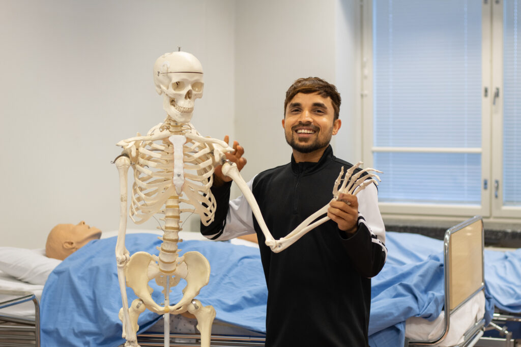 Opiskelija ja ihmisen luusto.