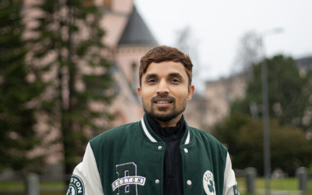 Kuva opiskelijasta ulkona