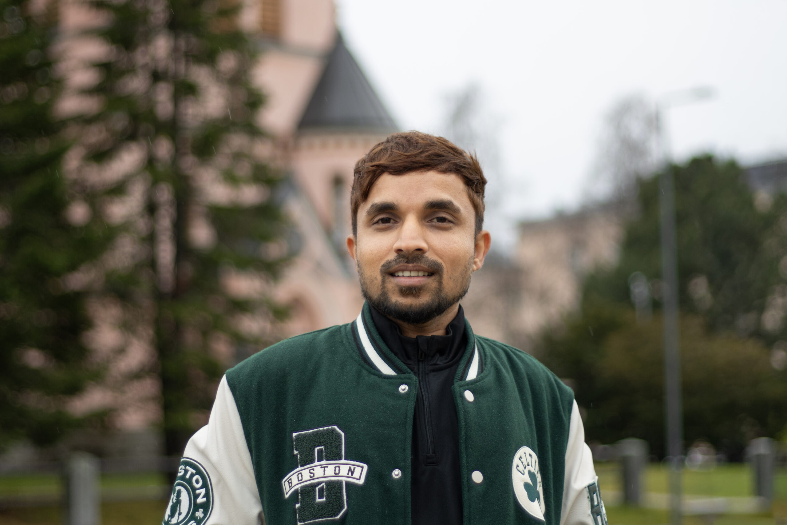 Kuva opiskelijasta ulkona