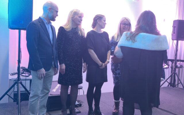 Ammattiopisto Lappian johtaja/rehtori Virpi Lilja palkitsi vuoden kehittämisteosta vastanneen tiimin 14.11. järjestetyssä palkitsemistilaisuudessa.