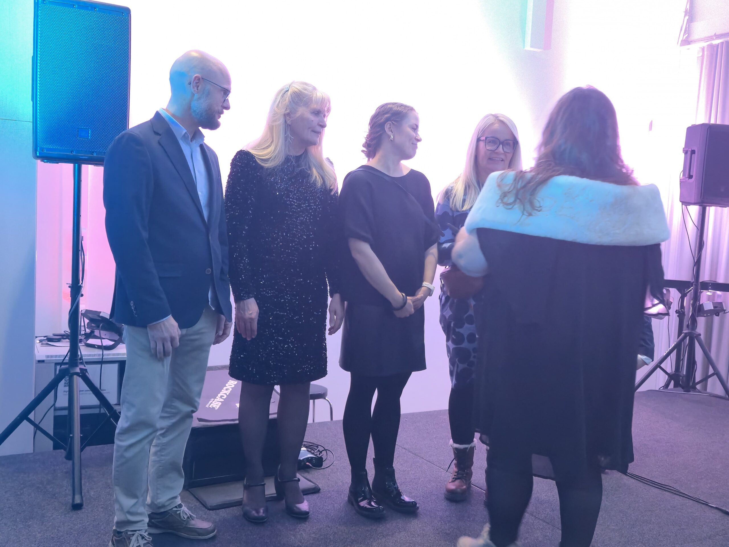 Ammattiopisto Lappian johtaja/rehtori Virpi Lilja palkitsi vuoden kehittämisteosta vastanneen tiimin 14.11. järjestetyssä palkitsemistilaisuudessa.