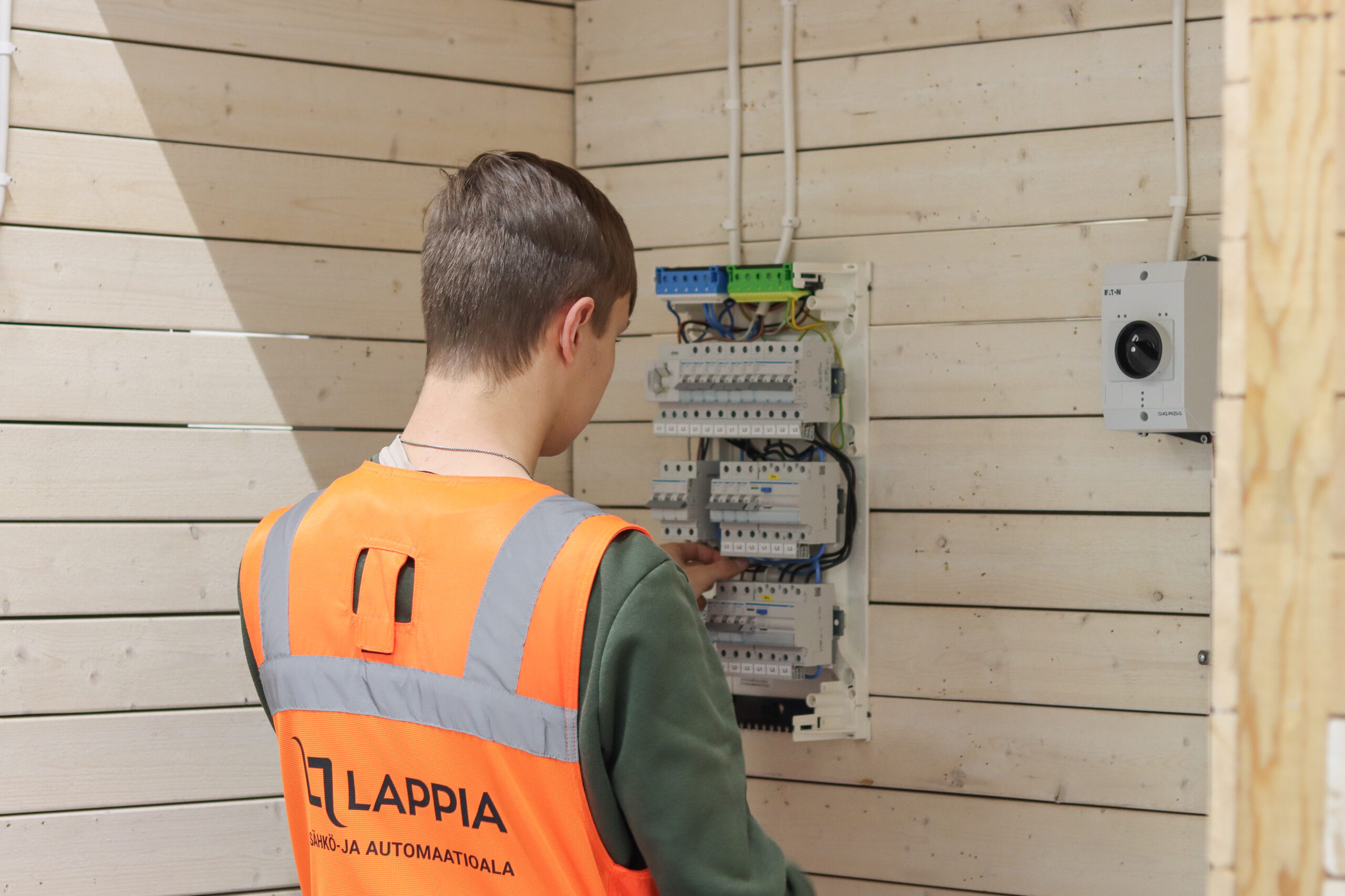 Opiskelija työssään.