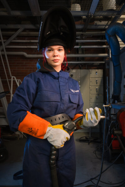 Kuvassa levyseppähitsaajaksi opiskeleva Annu
