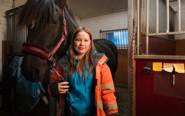 Lappian eläintenhoitoalan opiskelija Sienna Söderström ja hänen omistamansa Torttu-hevonen.