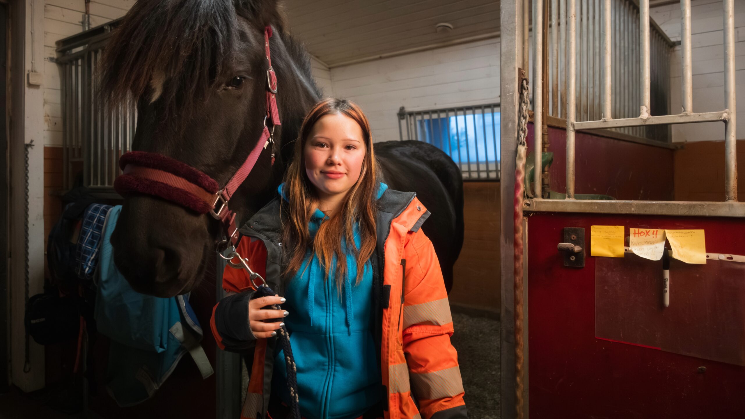 Lappian eläintenhoitoalan opiskelija Sienna Söderström ja hänen omistamansa Torttu-hevonen.