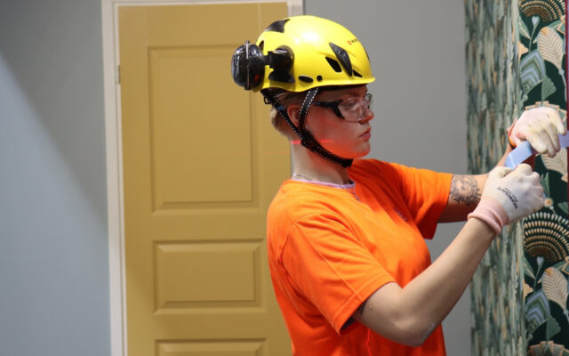 Kuvassa Lappian pintakäsittelyalan opiskelija tapetointitehtävissä