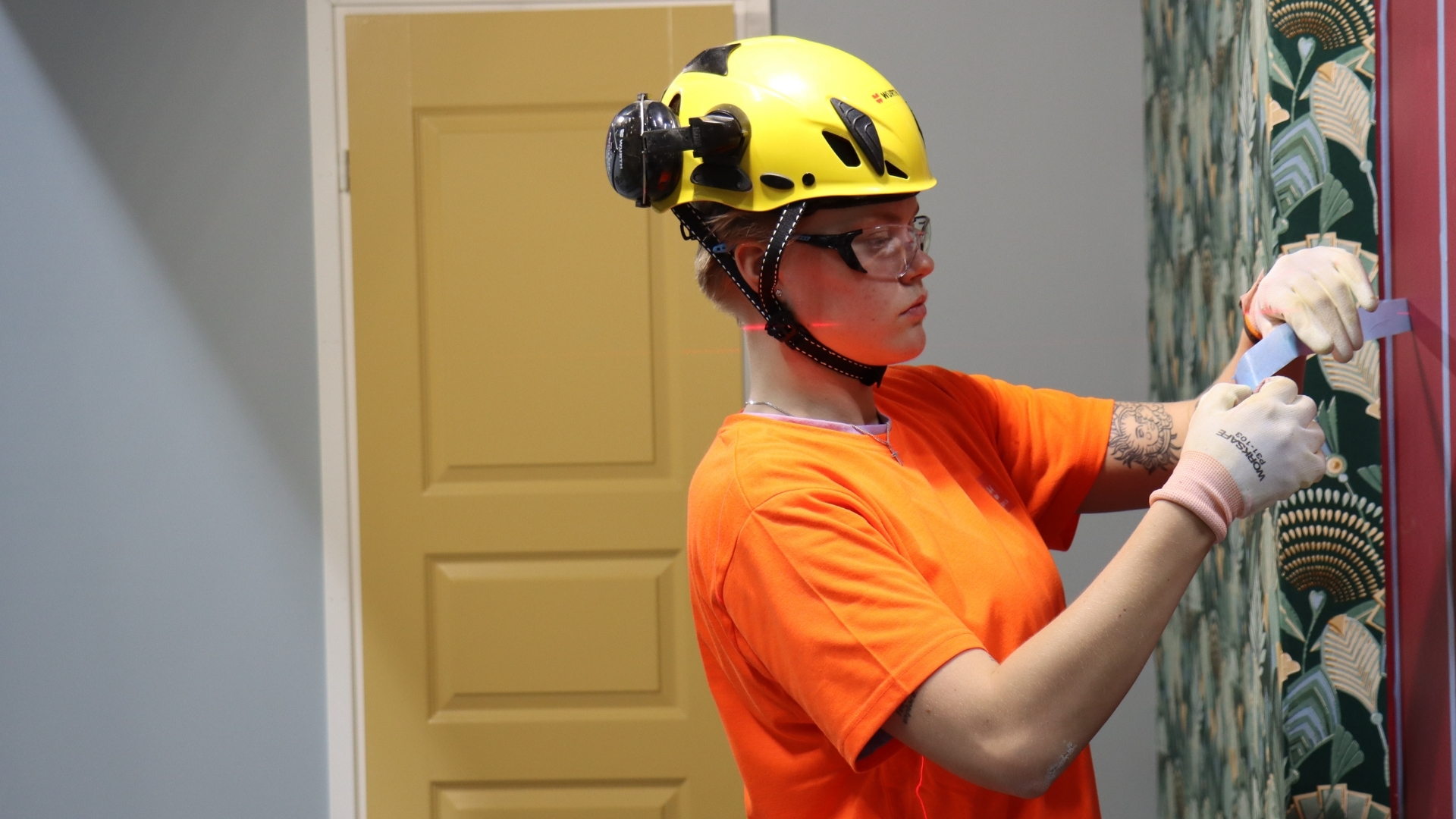 Kuvassa Lappian pintakäsittelyalan opiskelija tapetointitehtävissä