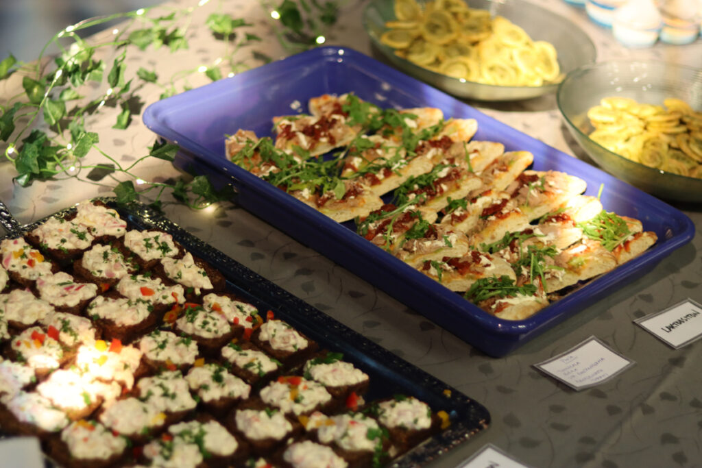 Buffetpöydästä löytyi muun muassa kuppikakkuja, kalapinsoja sekä saaristolaisleipiä.