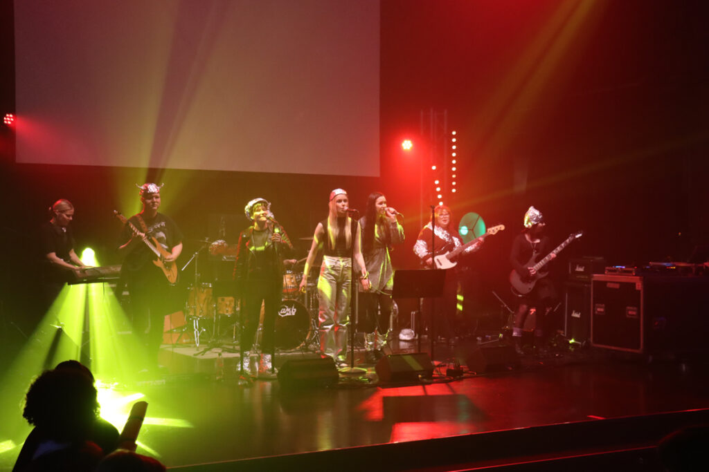 PopLop tanssitti gaalayleisöä.