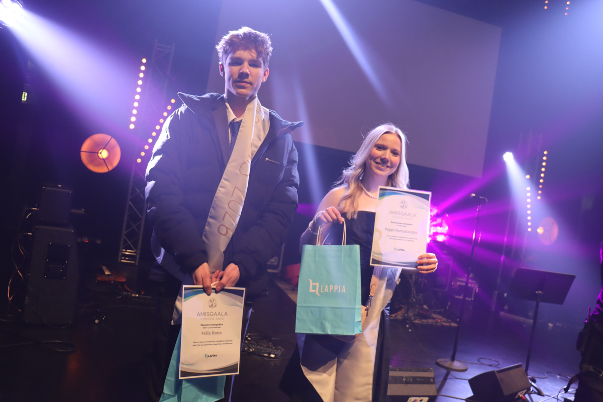 Muonion toimipisteen vuoden amis Felix Kunz ja Rovaniemen toimipisteen vuoden amis Peppi Hattukangas.