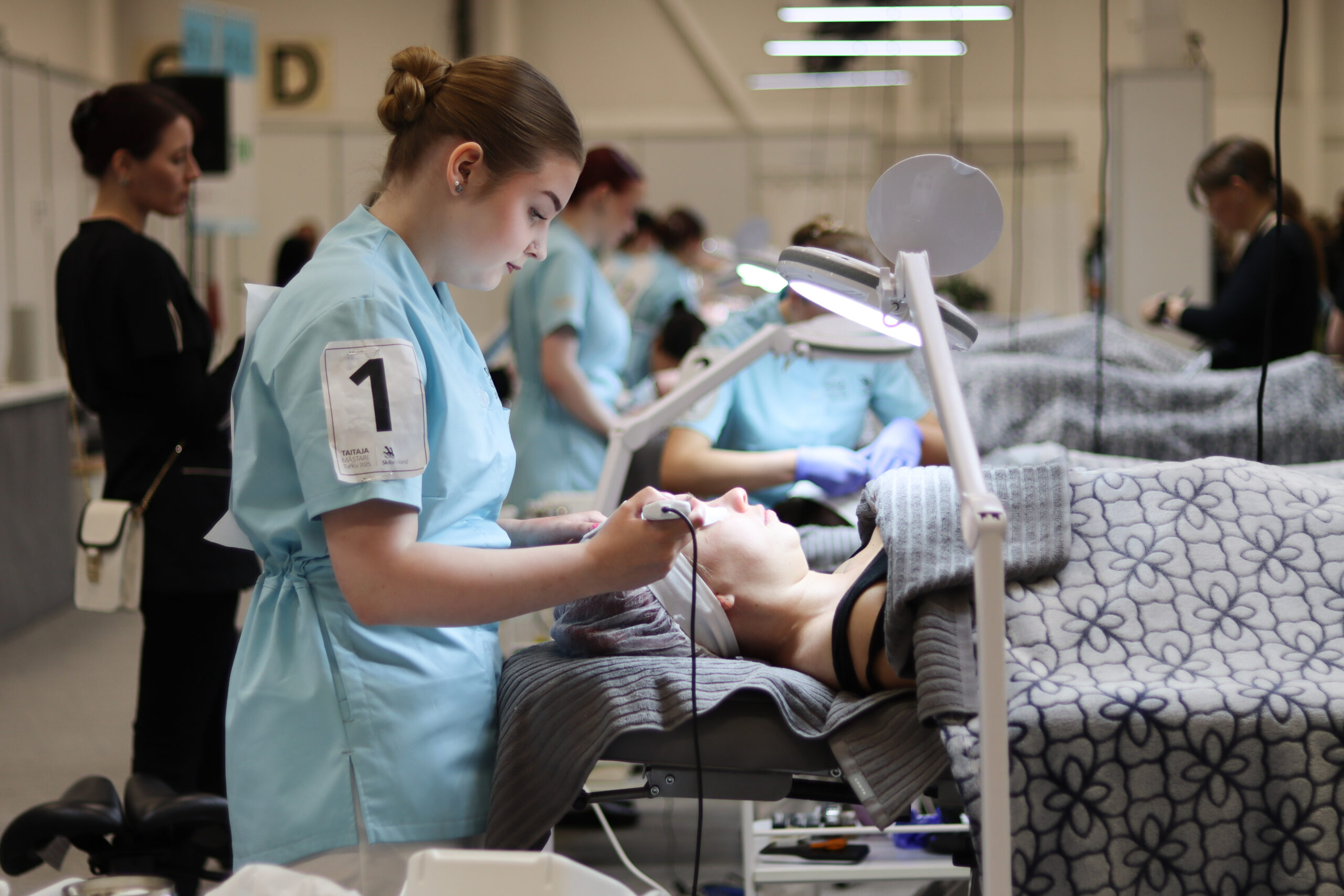 Lappian kauneudenhoito-lajin kilpailija Eerika Kantojärvi finaalitunnelmissa vuoden 2025 Taitaja-kilpailuissa.