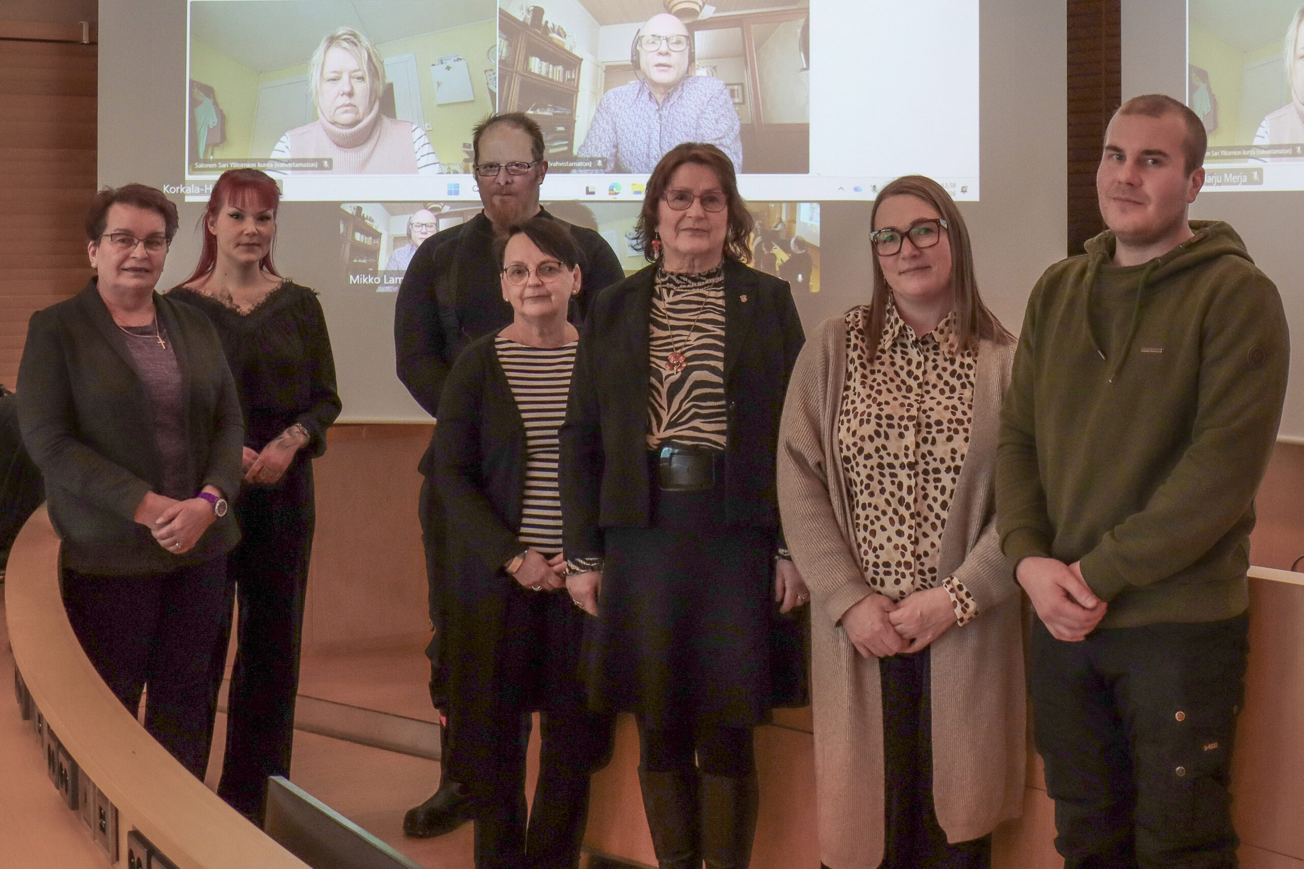 Yhtymäkokouksen jäseniä.