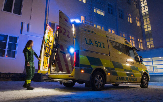 Ammattiopisto Lappian perustason ensihoitajaopiskelija Lidia Sonninen on astumassa sisään ambulanssiin.