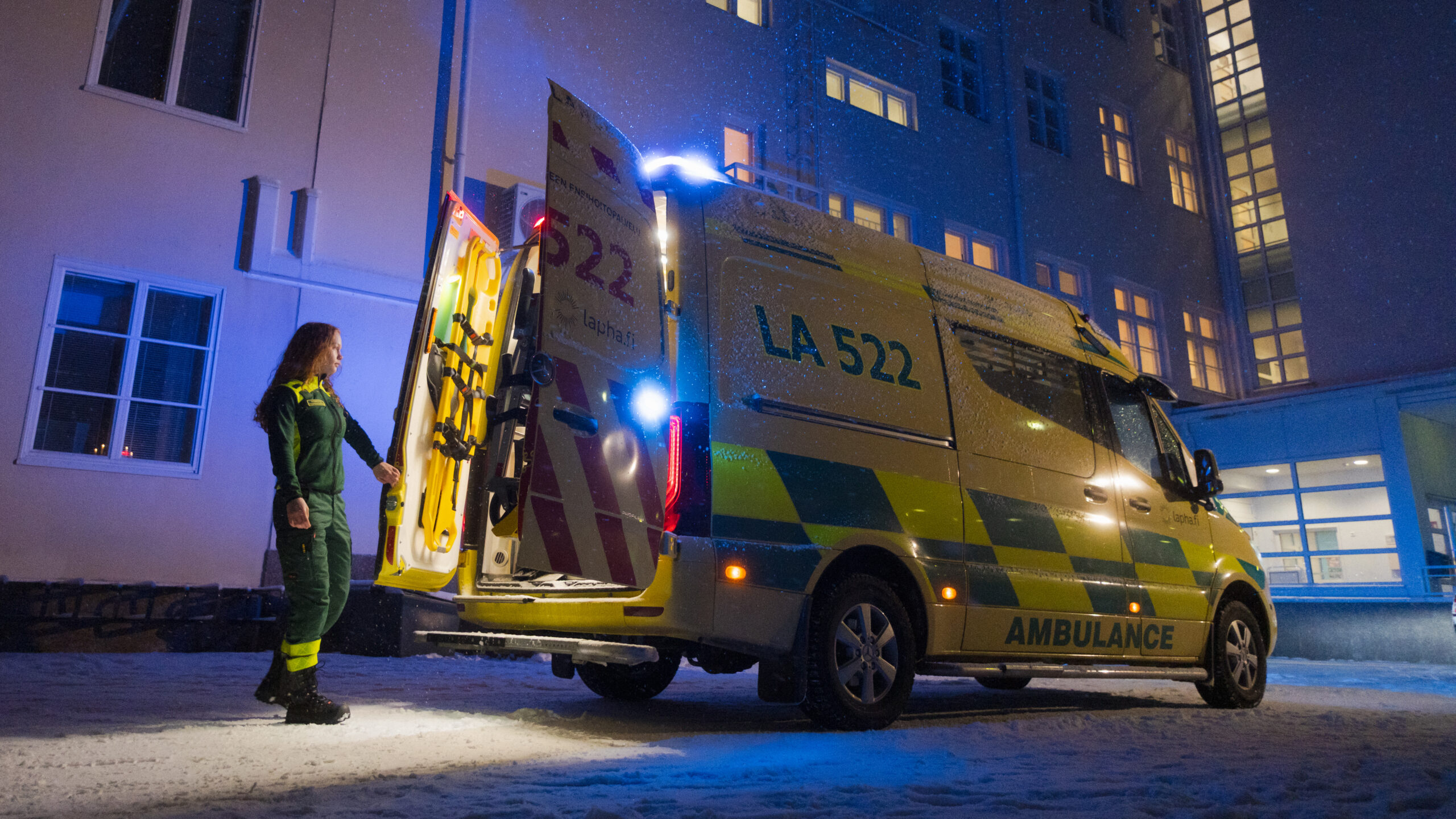 Ammattiopisto Lappian perustason ensihoitajaopiskelija Lidia Sonninen on astumassa sisään ambulanssiin.
