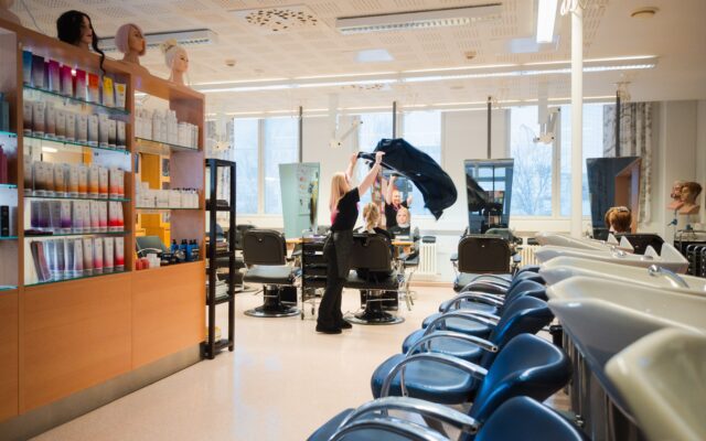 Hiuspysäkillä hiusalan opiskelijat työtehtävissään